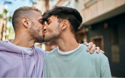 Duas pessoas se relacionando